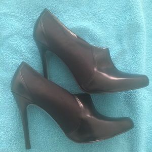Black leather pumps with elastic on side